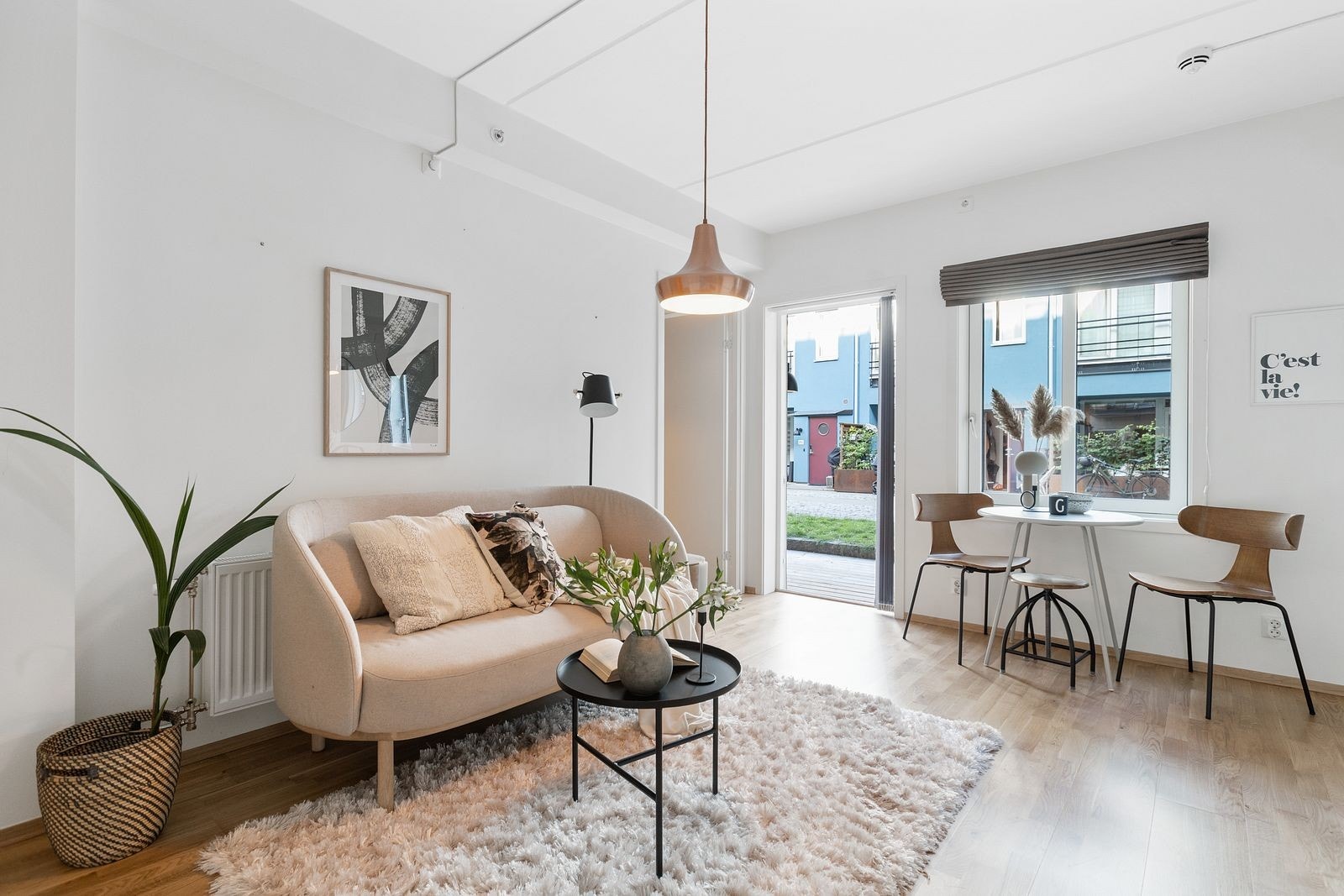 Oppvarming, varmtvann og internett er inkludert i husleien. Det følger med en kjellerbod. Galleribilde