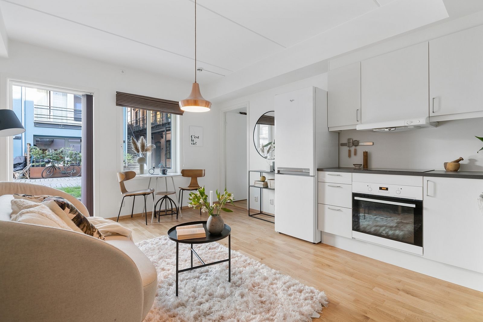 I stuen er det store vindusflater som gir rikelig med lys. Utgang til egen markterrasse. Galleribilde