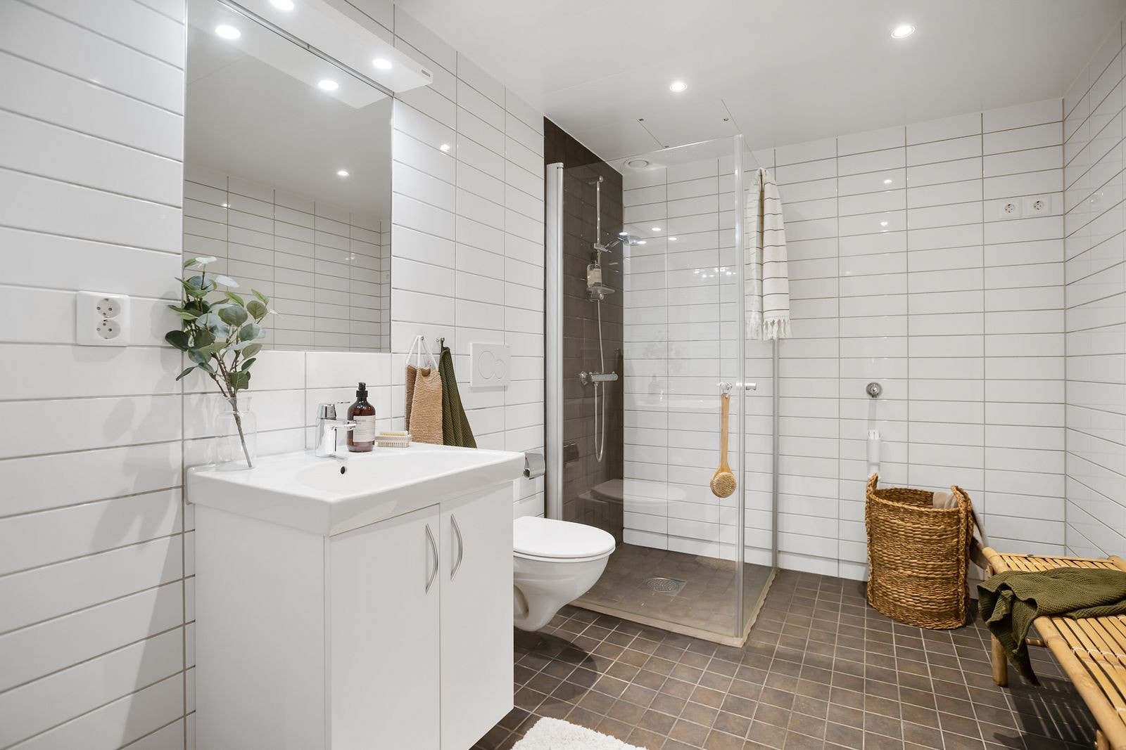 Pent og romslig flislagt bad, med varmekabler. Galleribilde