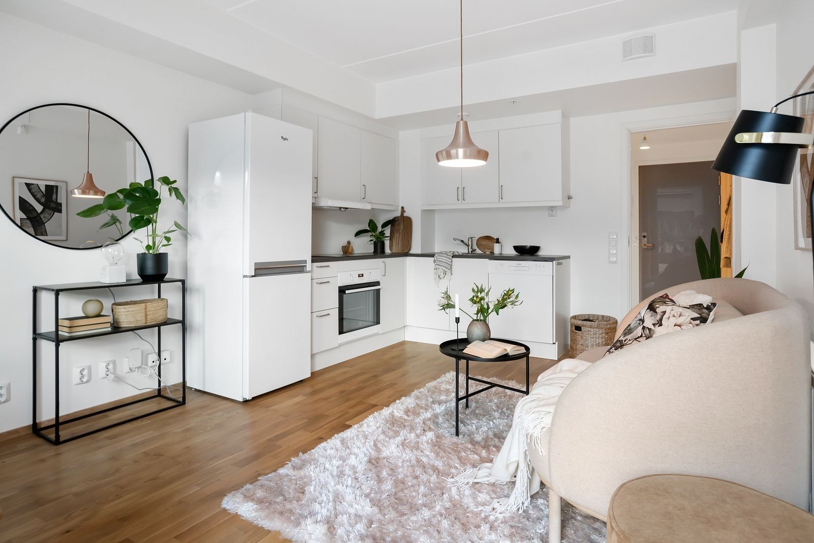 Stuen ligger i en åpen stue kjøkkenløsning, med gode lysforhold. Galleribilde