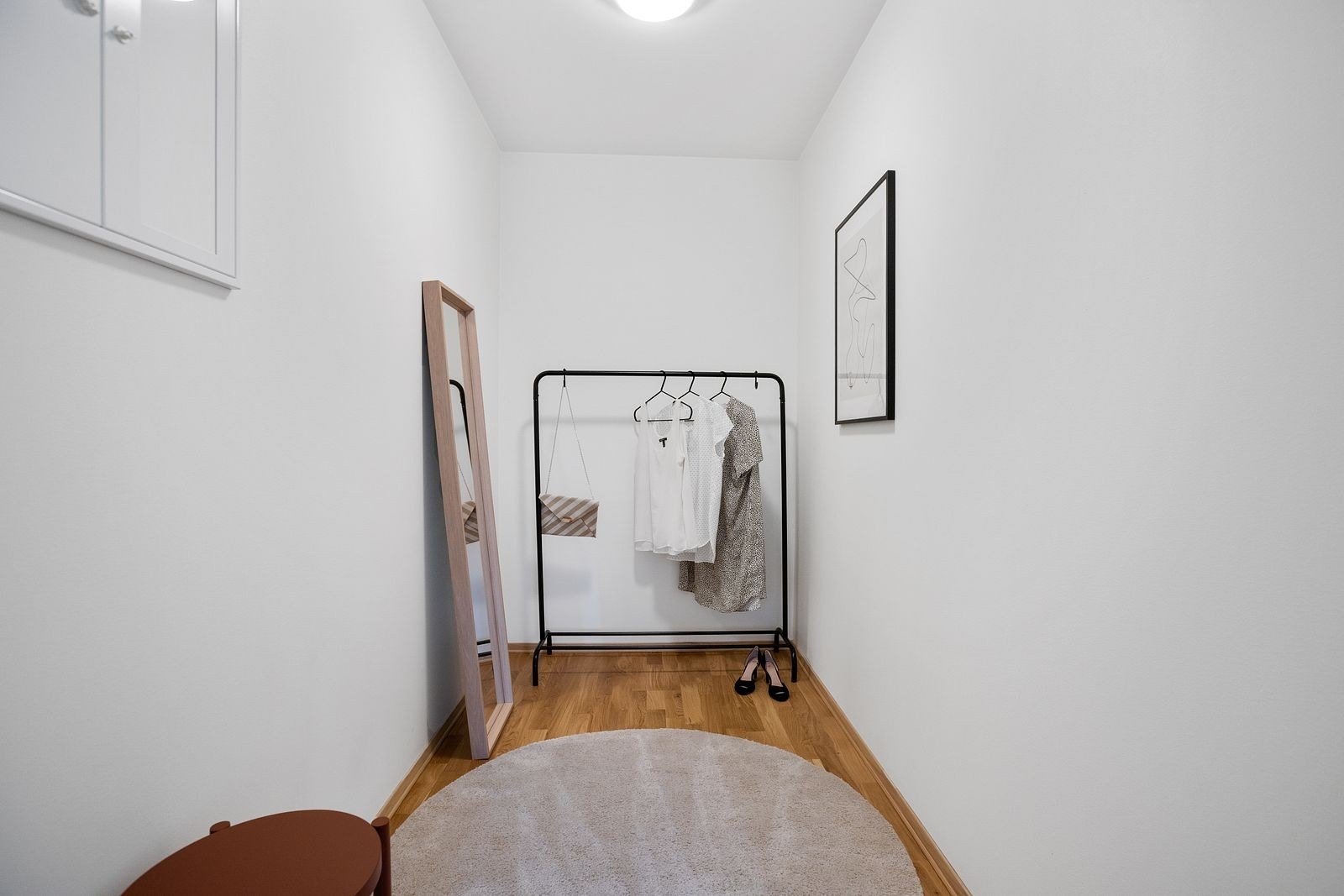 Praktisk omkledningsrom som kan bruker som kontorløsing. Galleribilde