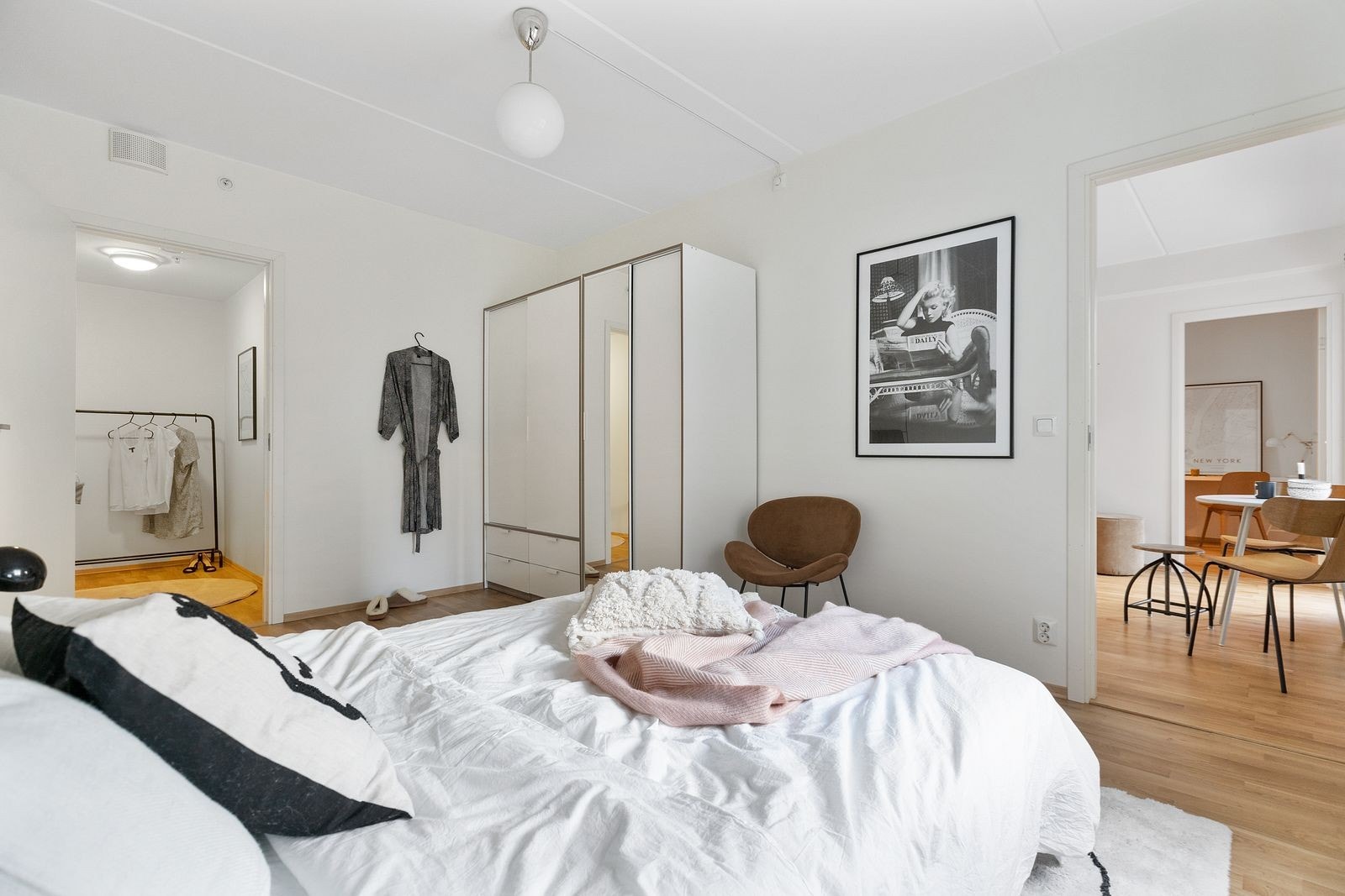 Fra soverommet er det inngang til omkledningsrom. Galleribilde