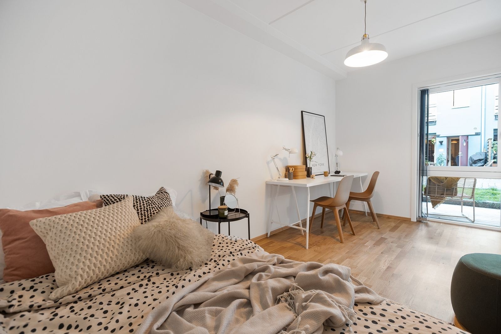 Den store vindusflaten gir godt med lysforhold, som gir kontorplassen godt arbeidsforhold. Galleribilde