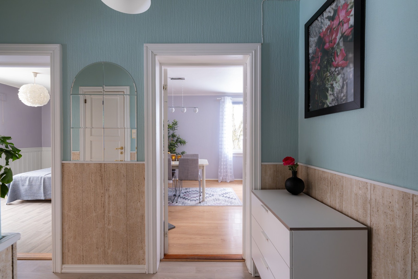 Leiligheten fremstår velholdt og kjøkkenet er fra 2016, men forøvrig bør modernisering påregnes. Her er det et meget godt utgangspunkt til å skape sitt eget drømmehjem! Galleribilde