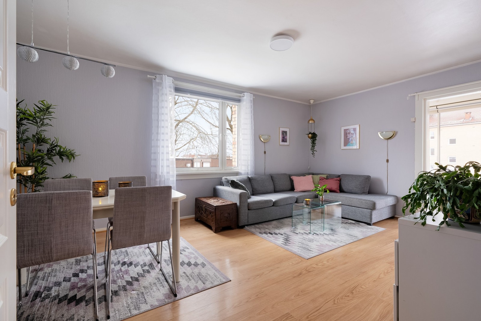 Rommets praktiske planløsning gir god plass til sofagruppe med tilhørende møblement, i tillegg til stort spisebord. Galleribilde