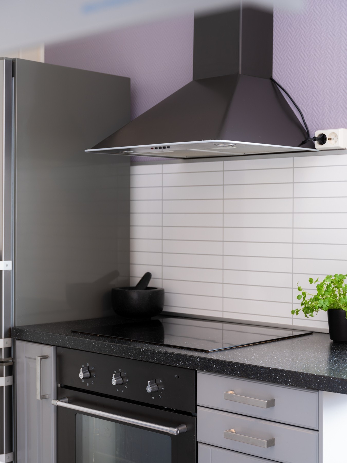 Det er integrert platetopp og komfyr. Alle hvitevarene på kjøkkenet medfølger ved salg. Galleribilde