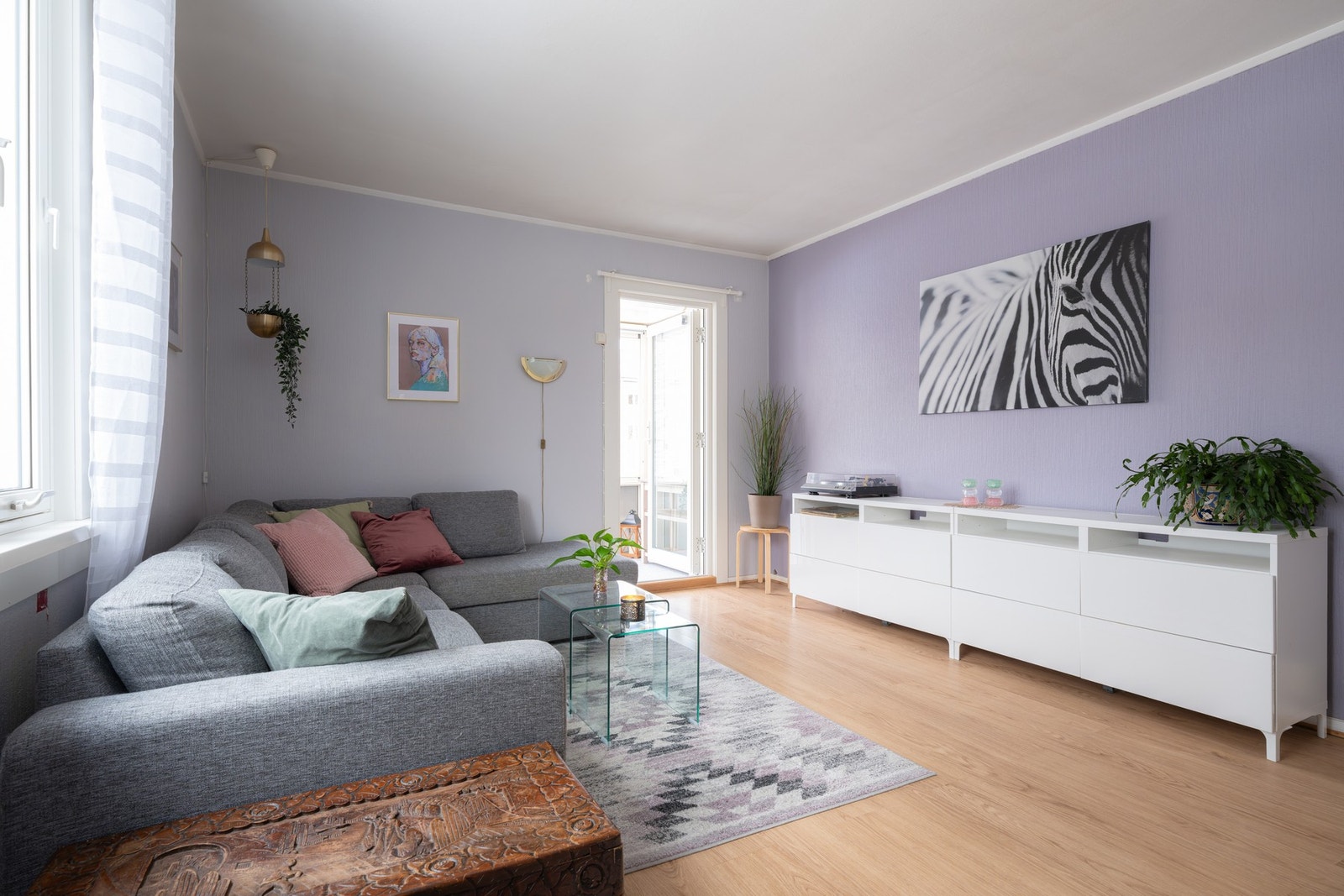 Videre trekker vi inn til boligens sosiale samlingspunkt - nemlig stuen. Galleribilde