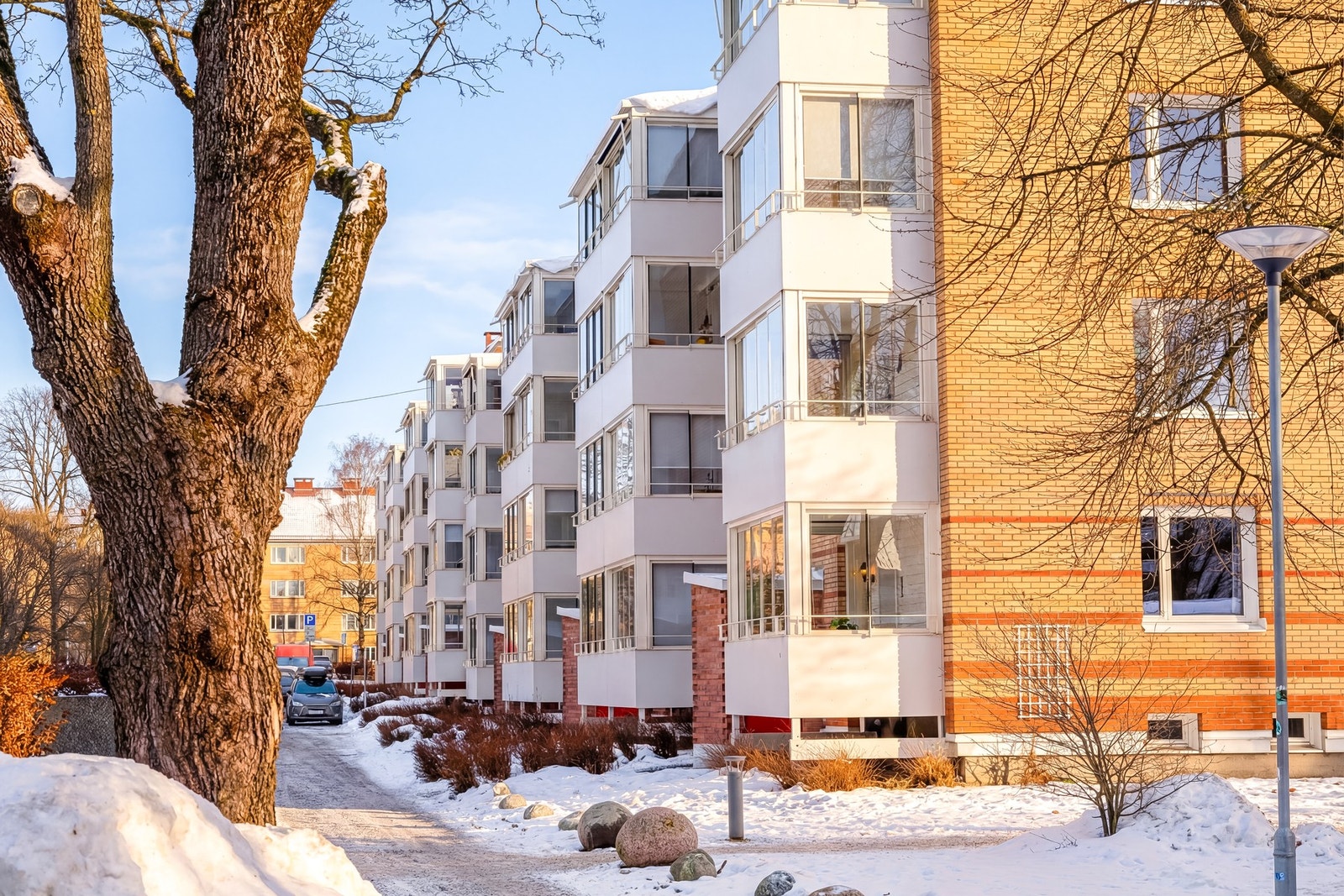 Det er adkomst til boligen via felles trapperom hvor leiligheten ligger med enkel adkomst i en høy 1. etasje. Galleribilde