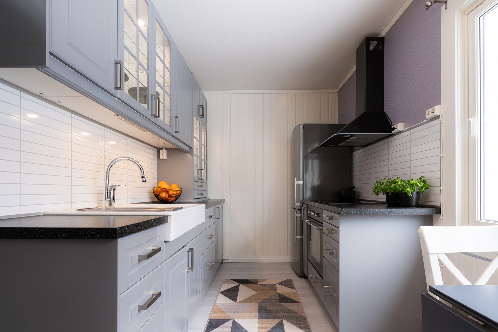 Kjøkkeninnredningen har profilerte fronter og benkeplate av laminat, samt oppvaskkum av keramikk. Galleribilde