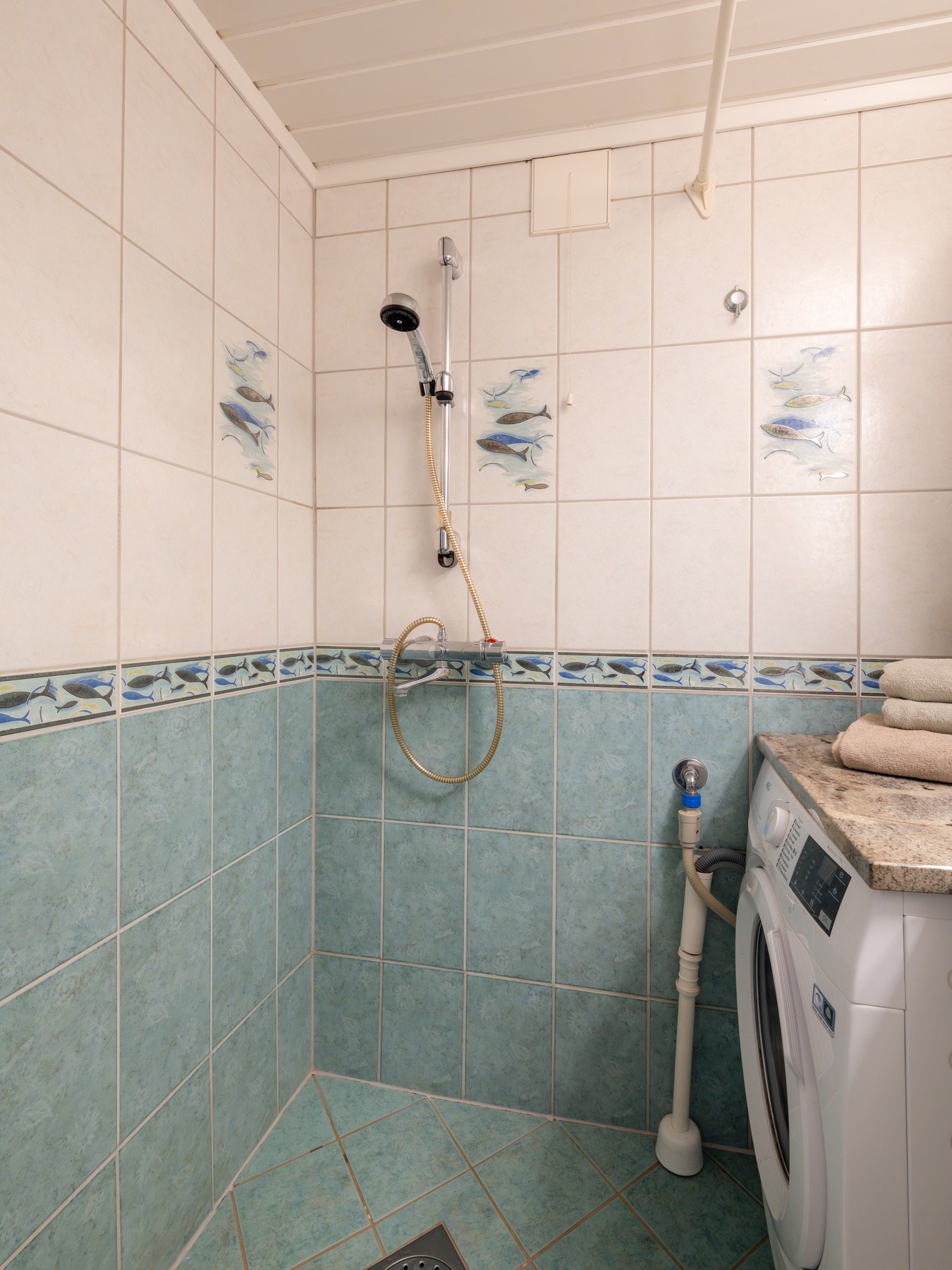 Badet er utstyrt med baderomsinnredning, skap og ovenpåliggende servant. Det er i tillegg dusj og toalett. Galleribilde