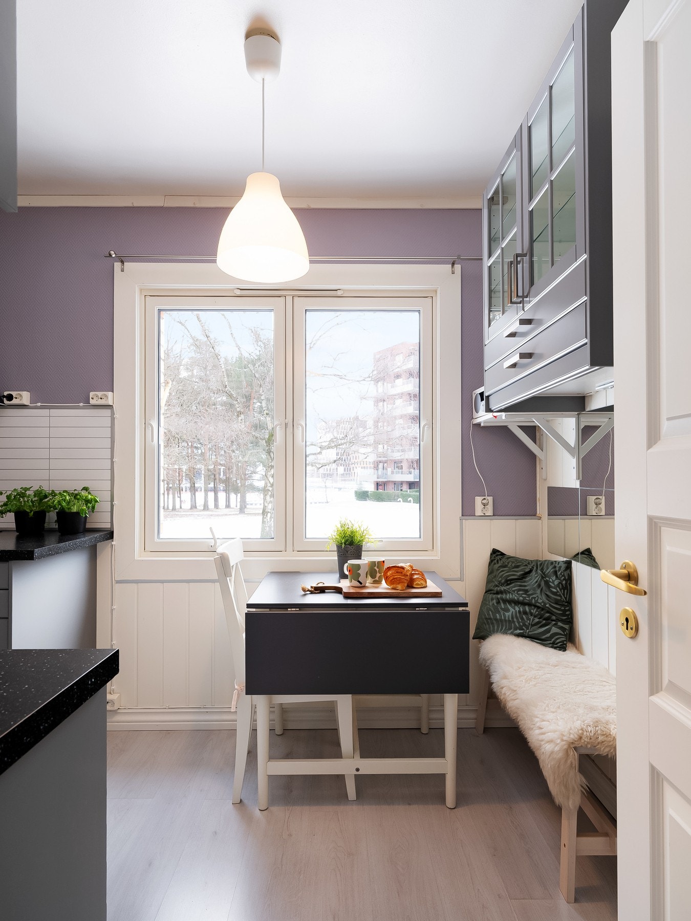 Videre inn til kjøkkenet hvor det er plass til et lite spisebord ved vinduet. Her kan du nyte frokosten til et hyggelig utsyn. Galleribilde