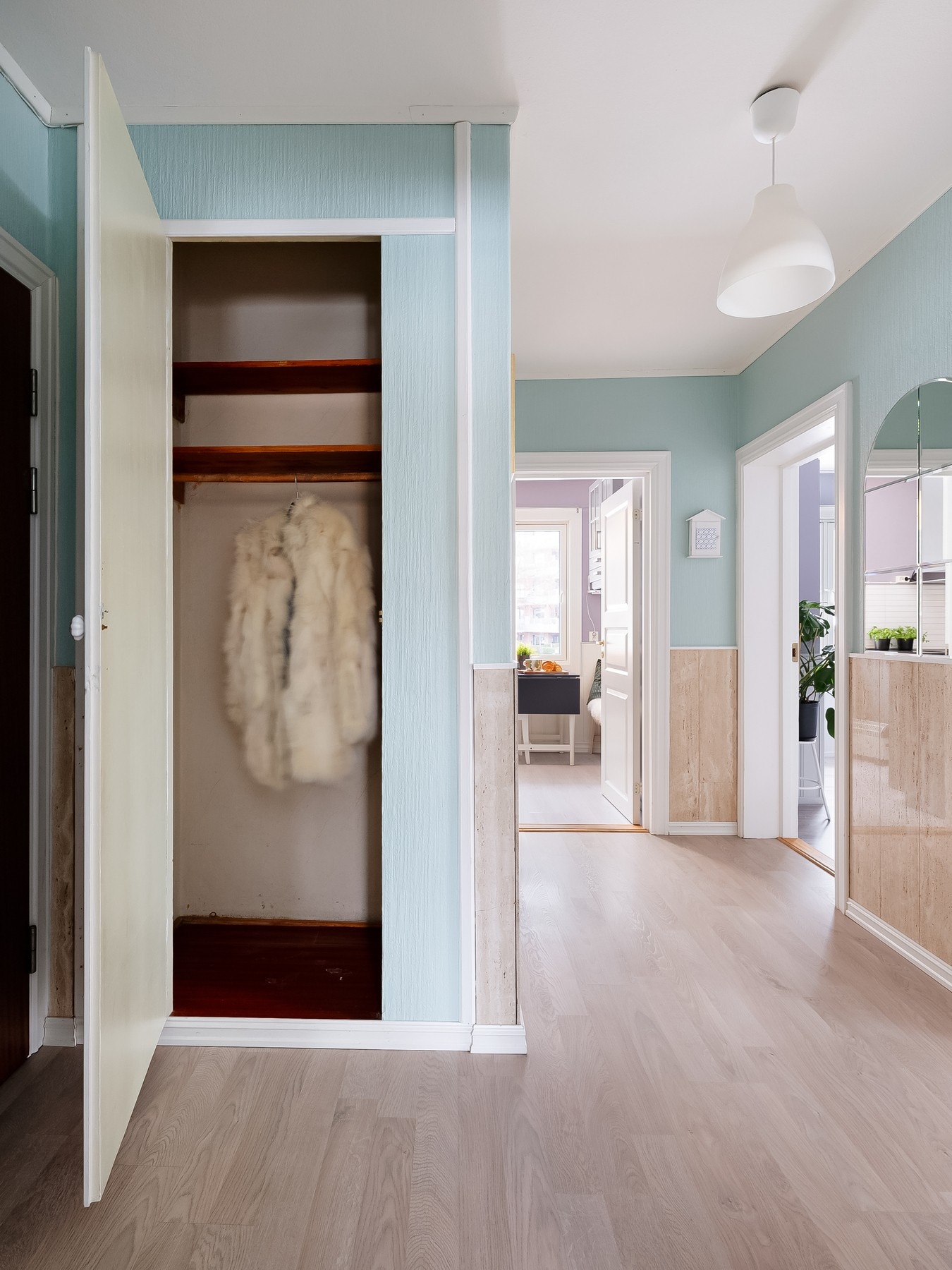 Her er det et praktisk garderobeskap, samt fin plass til blant annet knaggrekker, skoskap og speil. Galleribilde