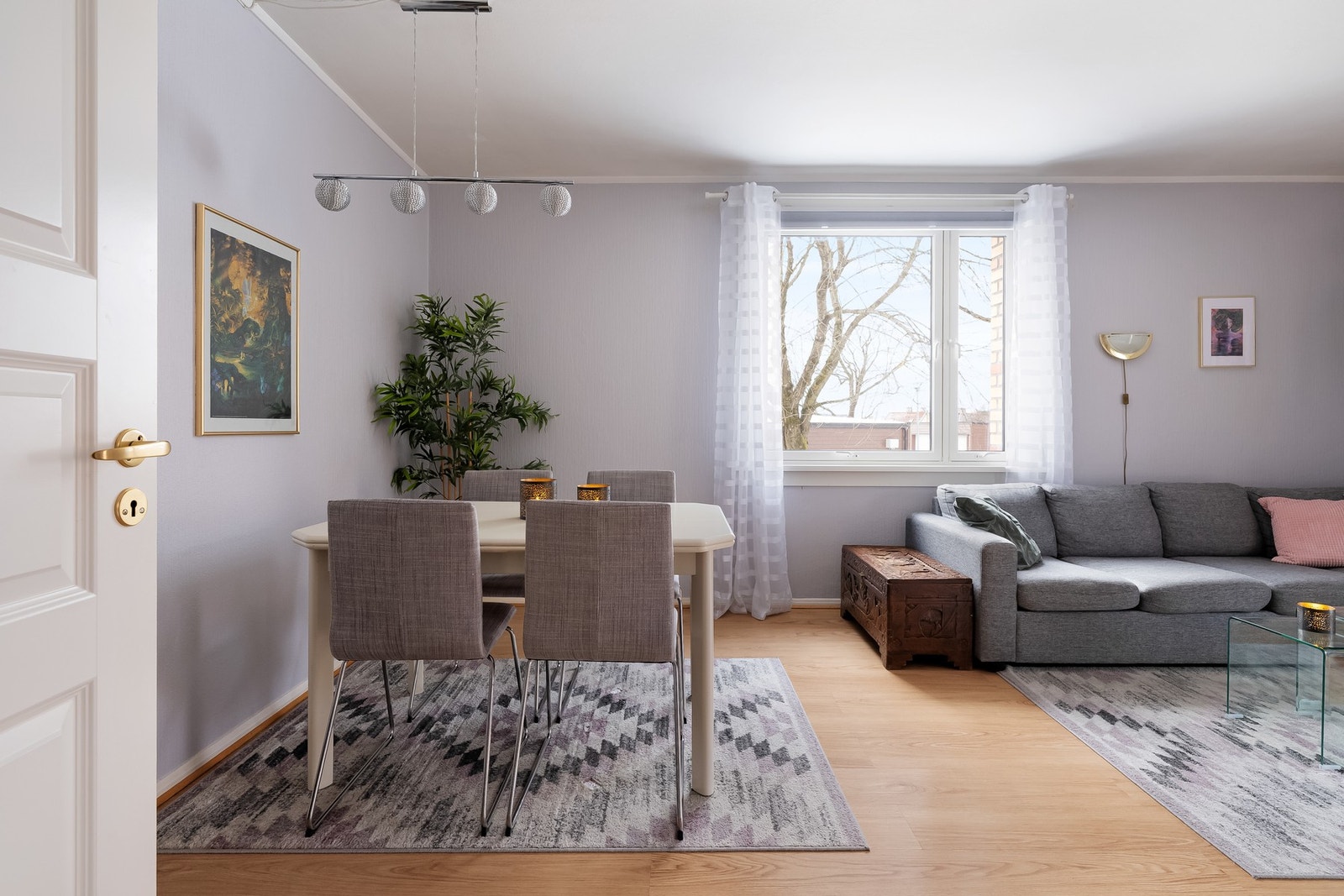 I stuen er det store vindusflater som slipper inn rikelig med naturlig lys fra to sider. Galleribilde