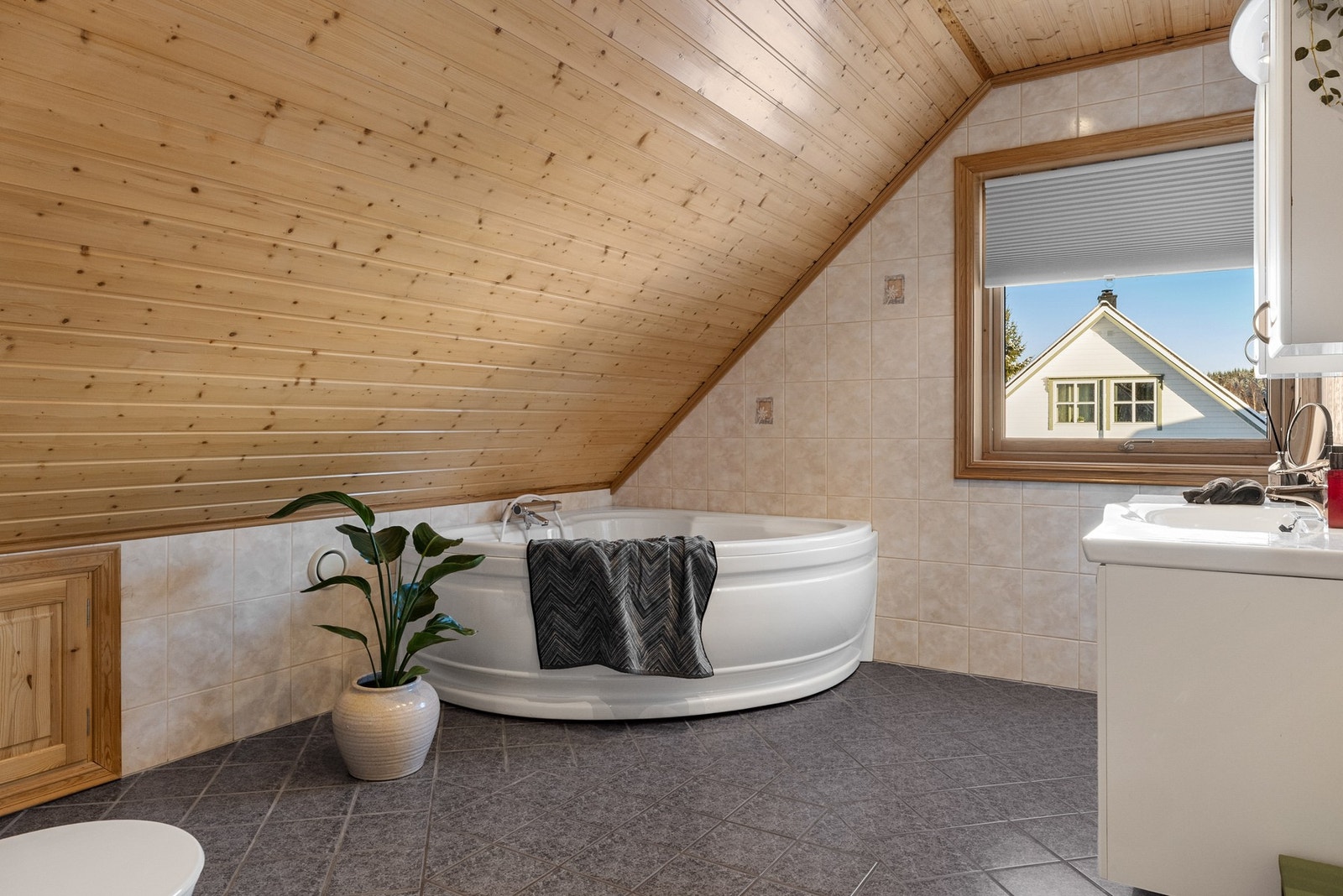 Familievennlig bolig med bad på begge plan Galleribilde