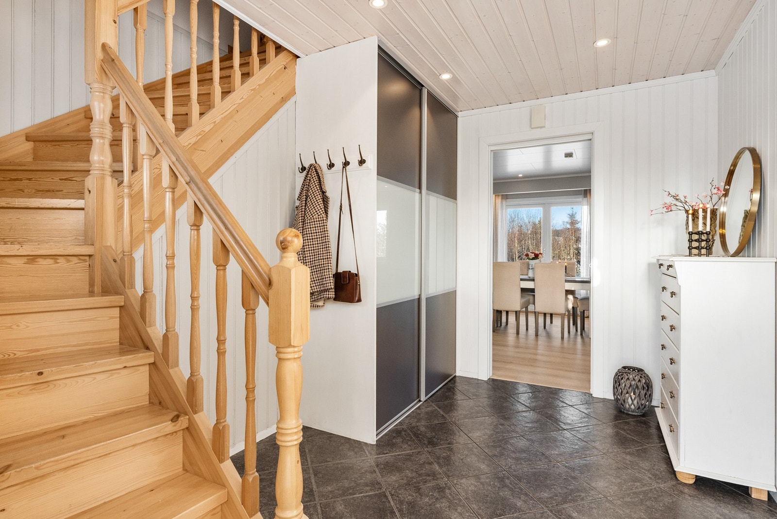 Trappen leder til boligens 2. etasje som byr på gang, 4 soverom, bad og bod Galleribilde