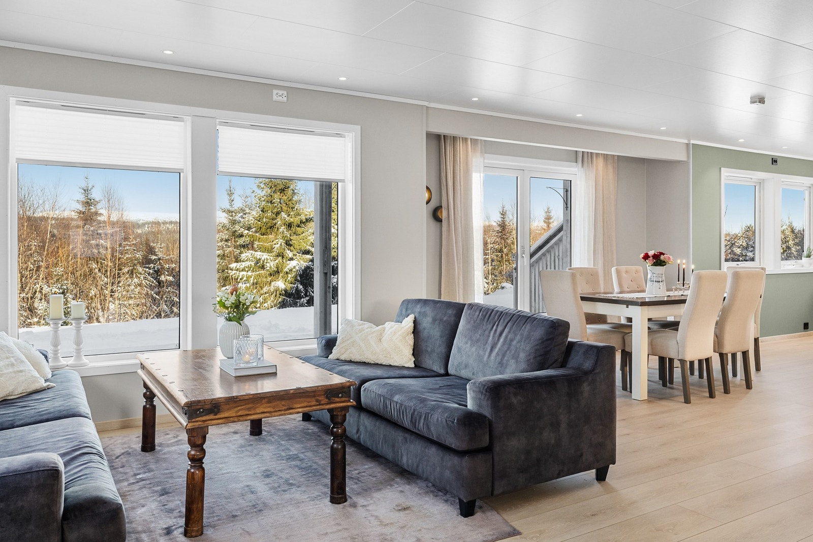 Store vindusflater gir rikelig med lys og lar de fine naturomgivelsene komme til sin rett Galleribilde