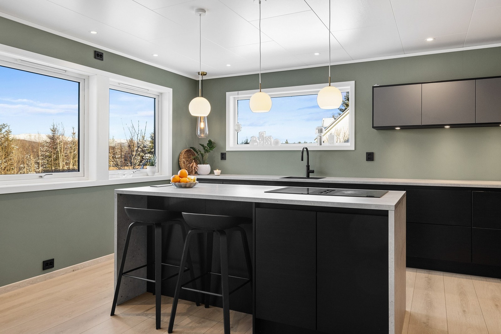 Smart planløsning med kjøkkenøy som binder stue og kjøkken naturlig sammen Galleribilde