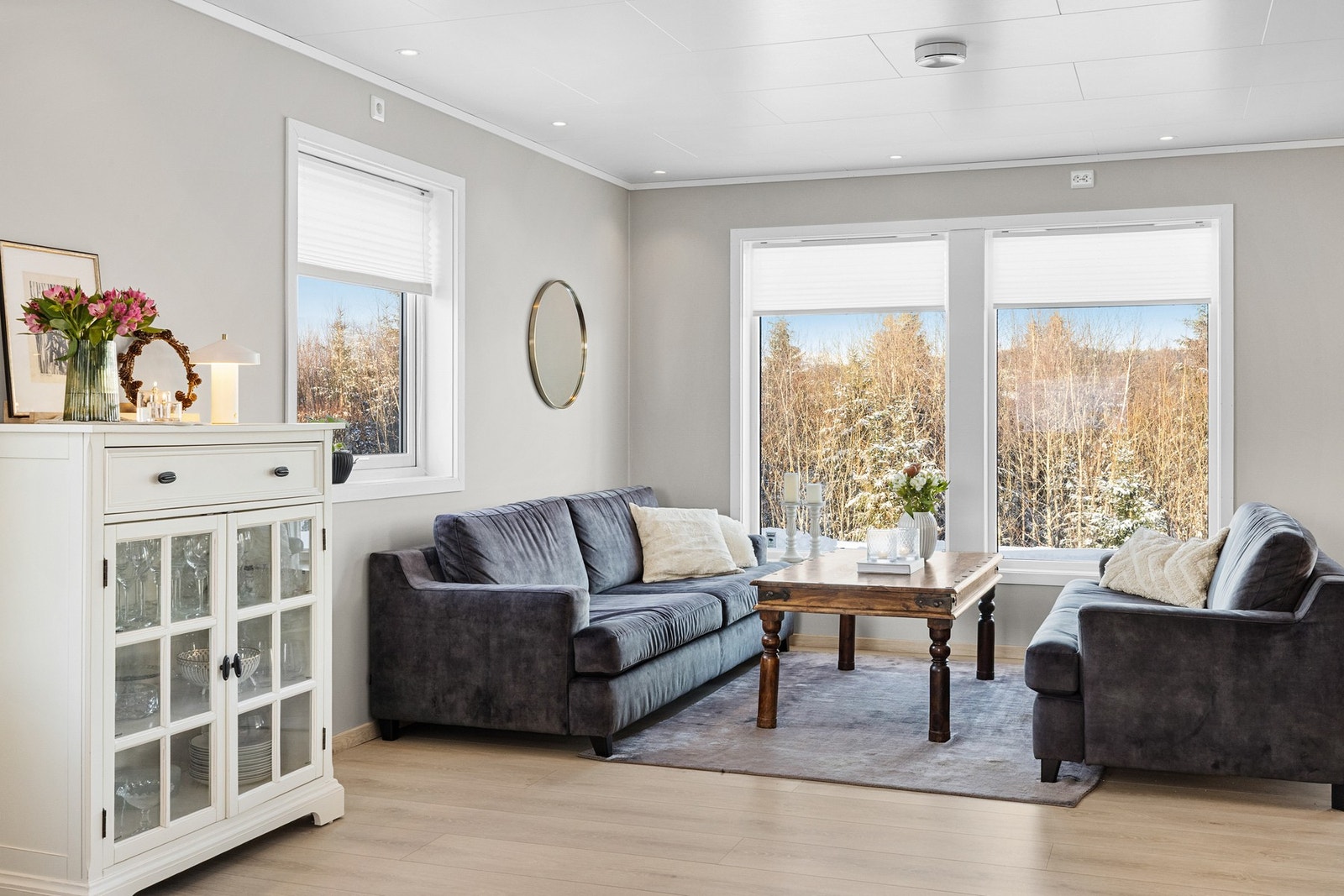 Spotter i himlingen gir et lunt og koselig lys som setter stemningen i rommet Galleribilde