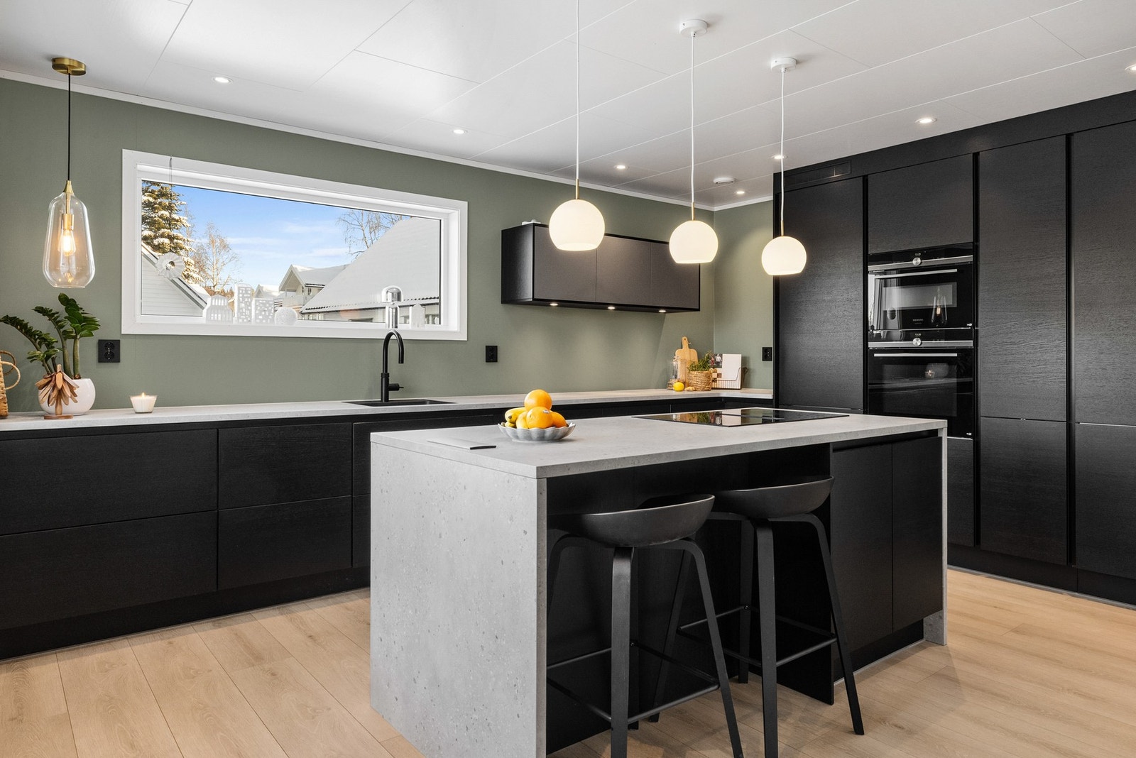 Stilrent og flott kjøkken med moderne løsninger og et gjennomført uttrykk Galleribilde