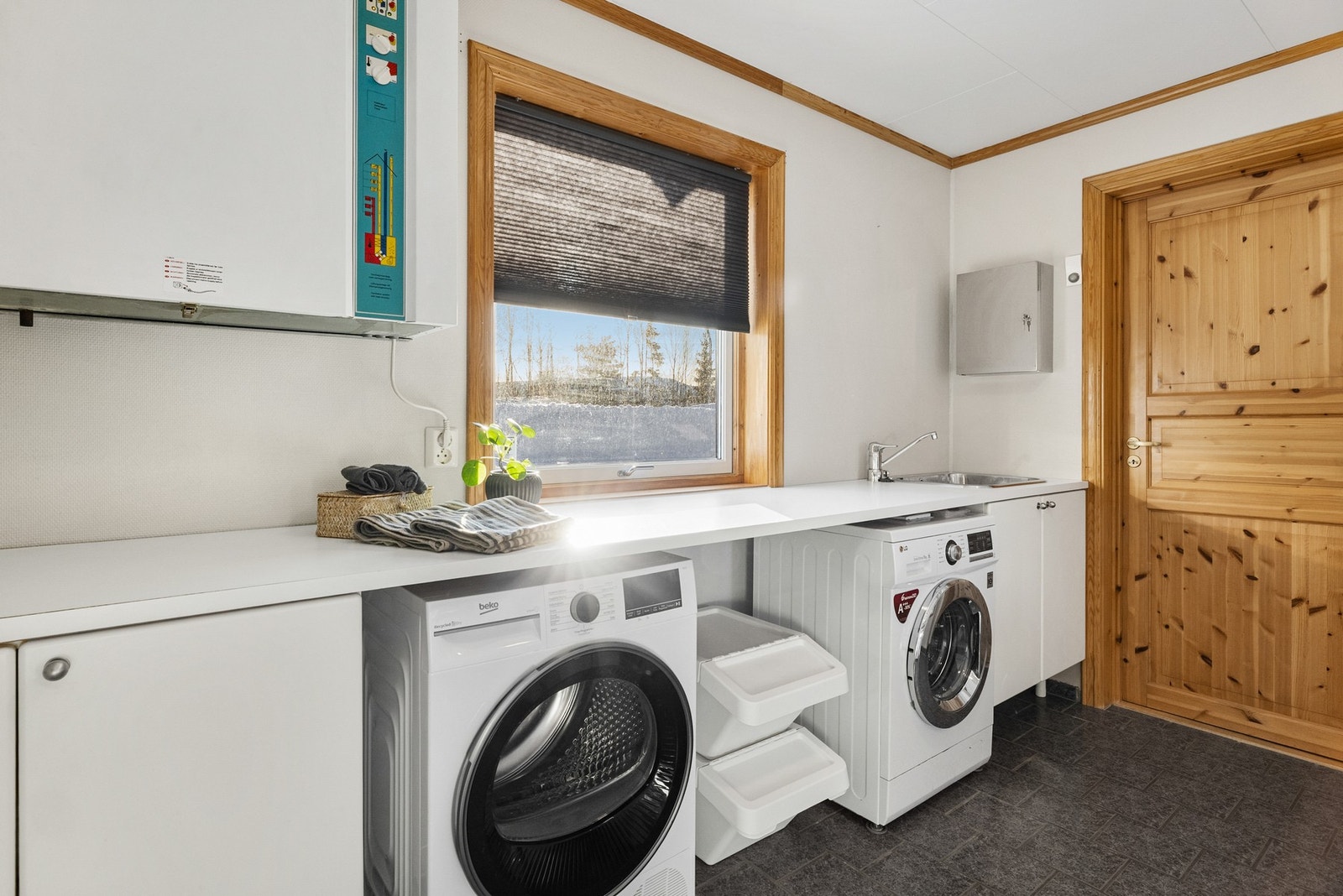 Vaskeromssone som er funksjonell og godt utnyttet i rommet Galleribilde