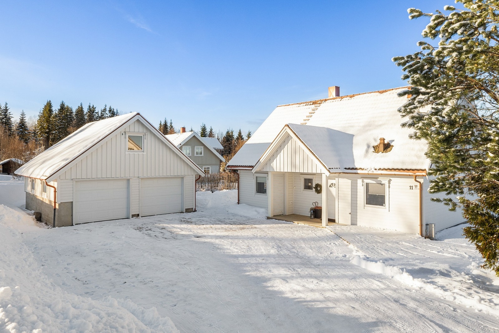Boligen ble oppført i 2002. Dobbelgarasje med innredet loft fra 2007 Galleribilde