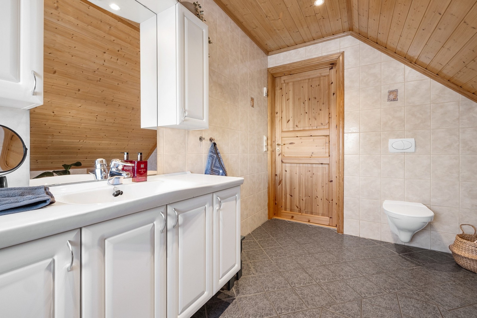 Overflater med fliser på vegger og gulv, samt panelt himling Galleribilde