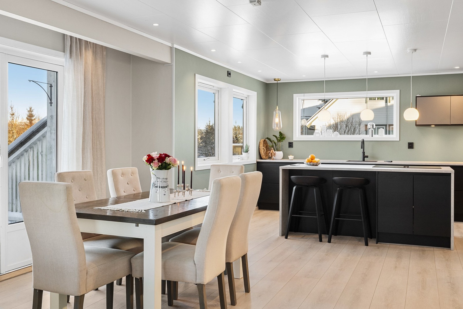 Velegnet sone for spisegruppe med god plass til både hverdag og gjester Galleribilde