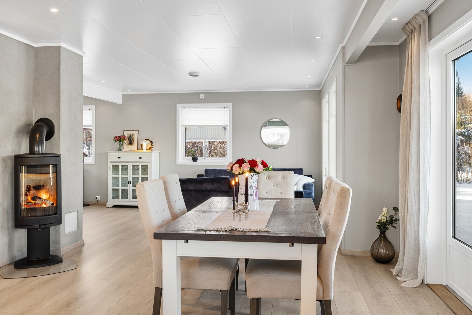 Jevn og behagelig oppvarming med vannbåren varme i hele 1.etasje og i deler av 2.etasje Galleribilde