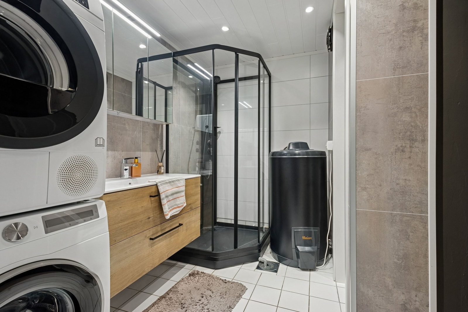 Badet har nye våtromsplater på vegg, og nytt takpanel fra 2024. Rommet er godt utnyttet. Galleribilde