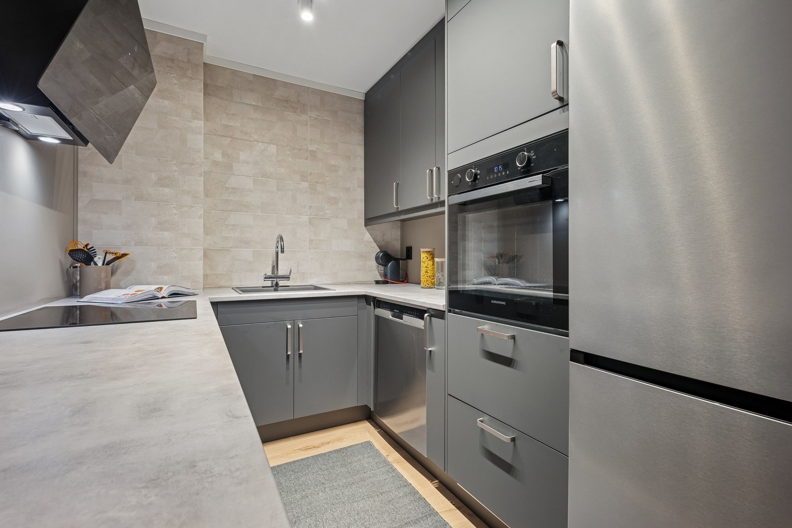 Kjøkkenet er nytt fra 2024, og har et tidløst utrykk med god oppbevaring. Ventilatorhette med omluft. Galleribilde