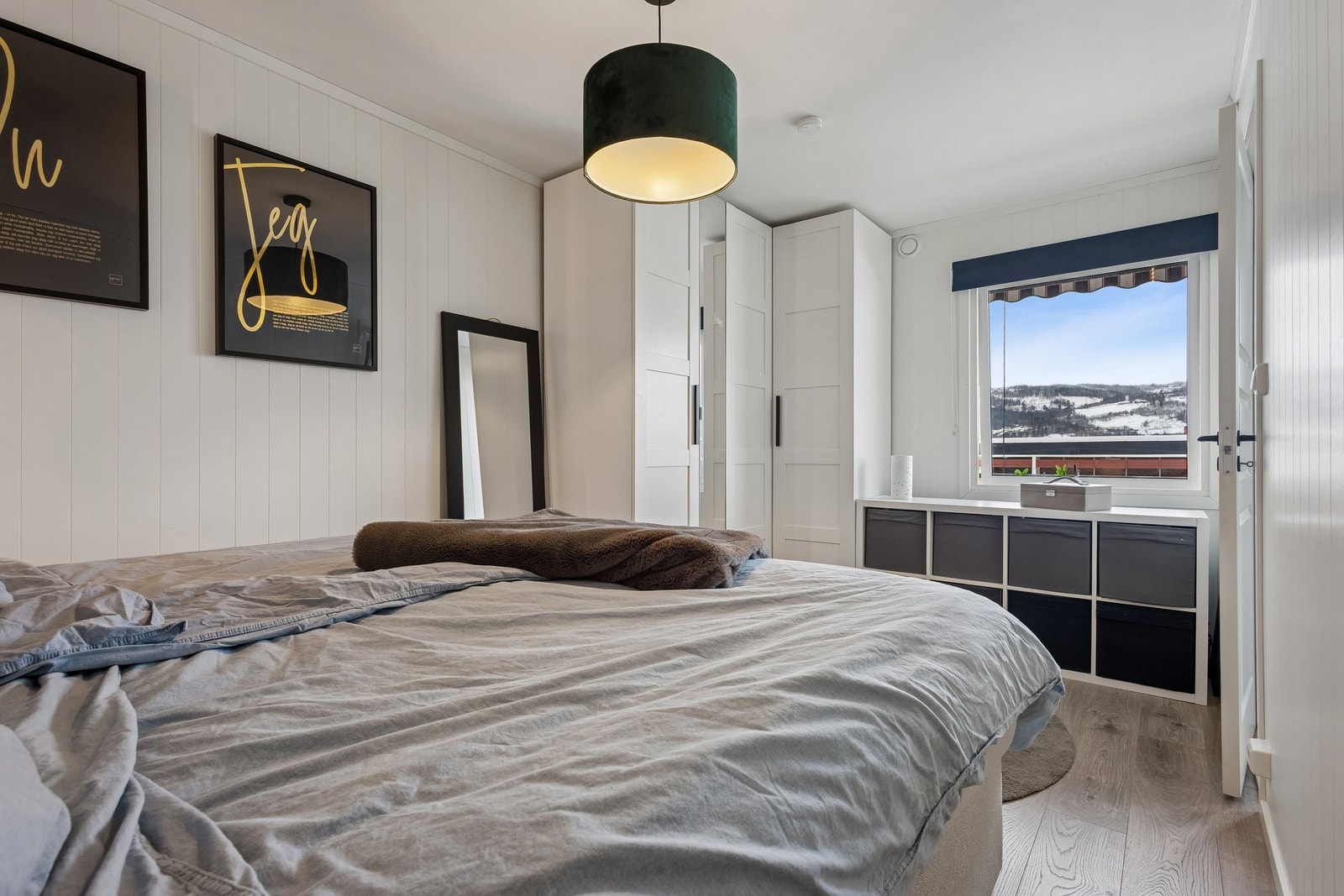 Leiligheten har et stort soverom med garderobeskap i hvitt. Galleribilde