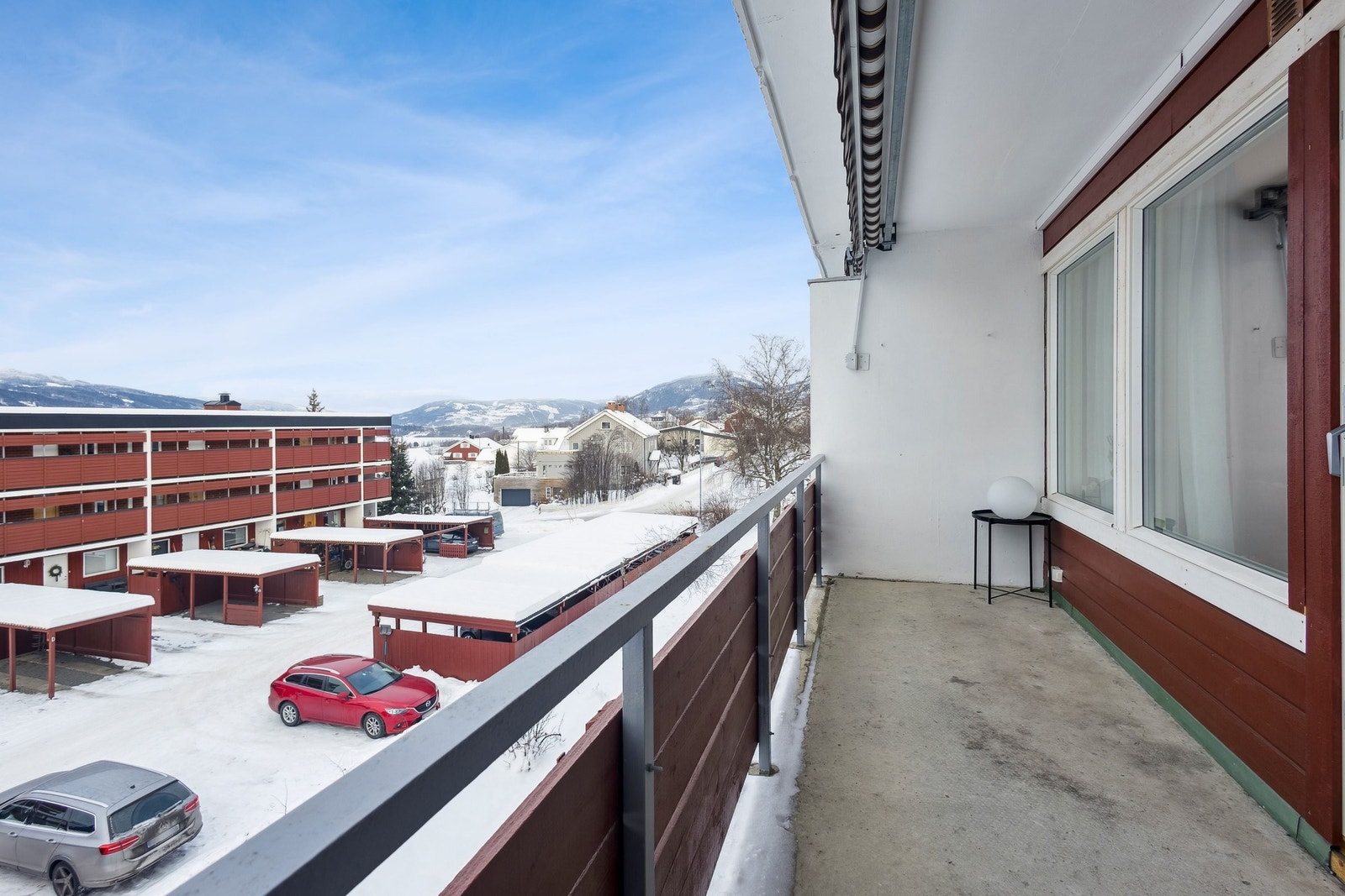 Vestvendt veranda med utgang fra stue. Galleribilde