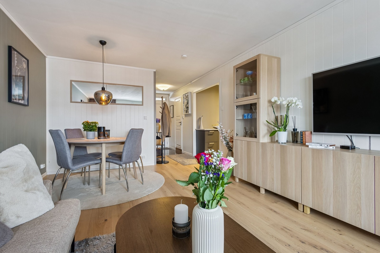 Spisestuen er plassert praktisk i tilknytning til kjøkkenet. Galleribilde