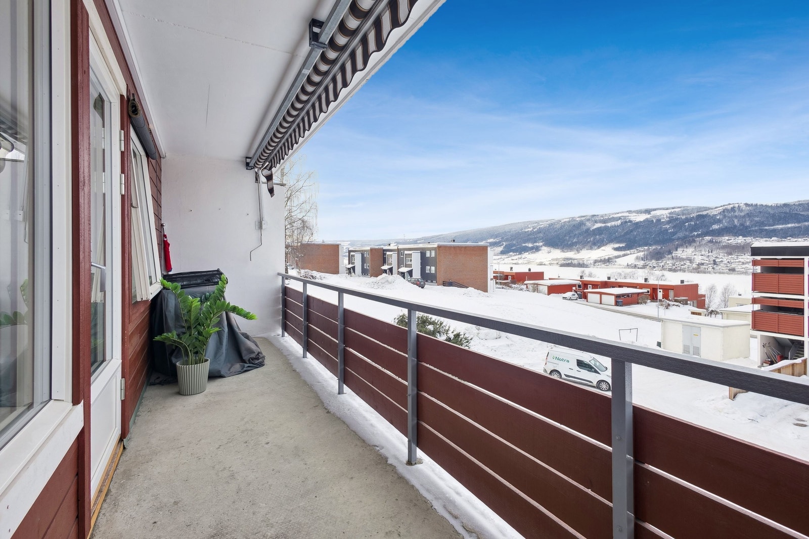 Fin utsikt mot fellesareal og Mjøsa. Galleribilde