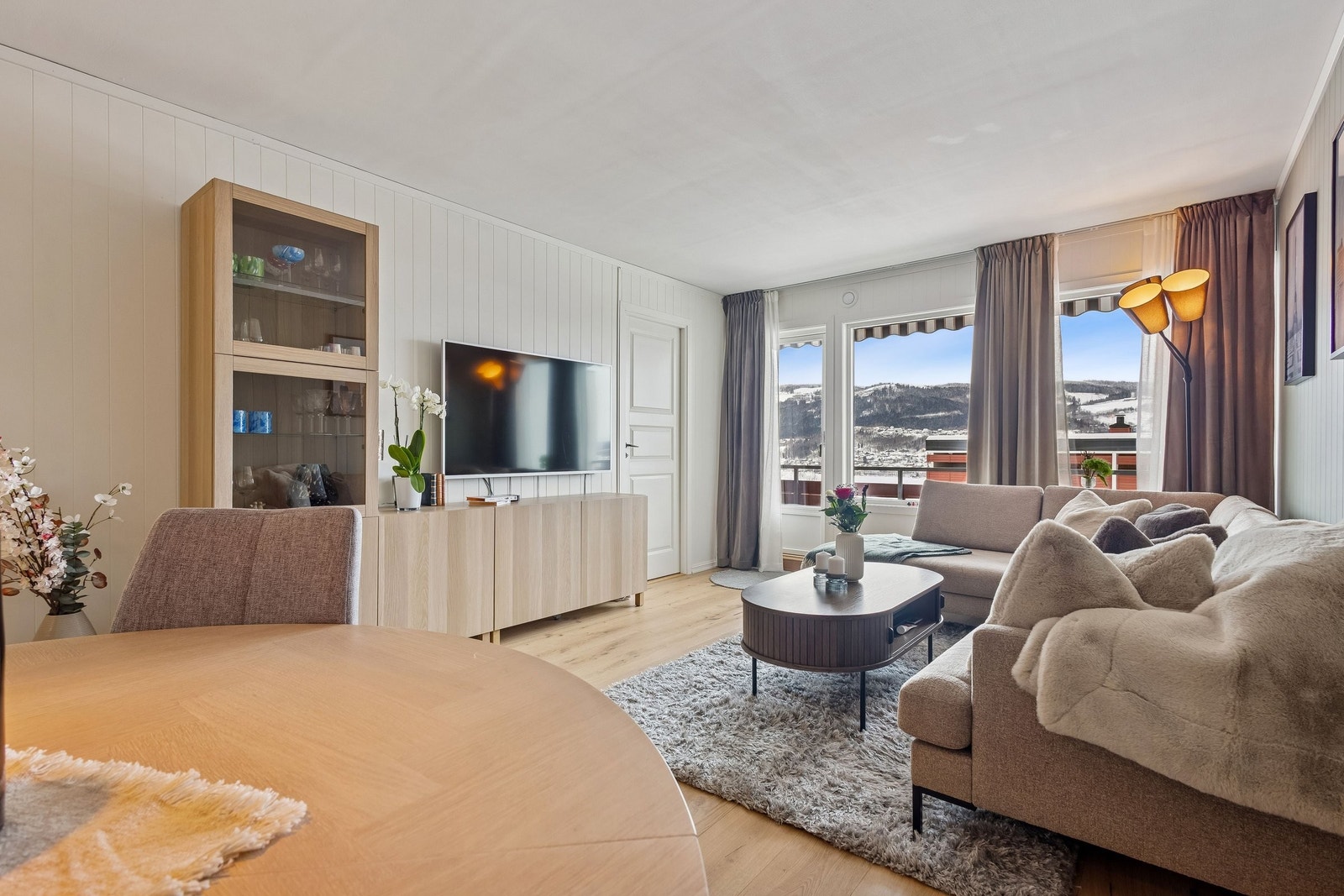 Gode vindusflater med nye vinduer i 2022, og ny verandadør i 2024. Galleribilde