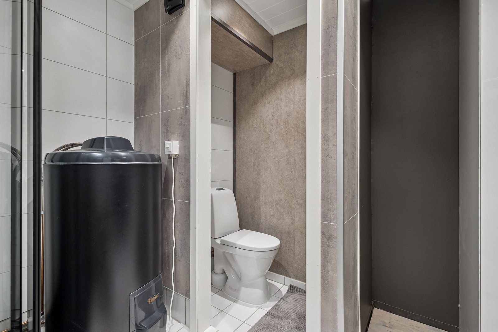 Ny varmtvannsbereder og nye overflater på vegg og tak. Galleribilde