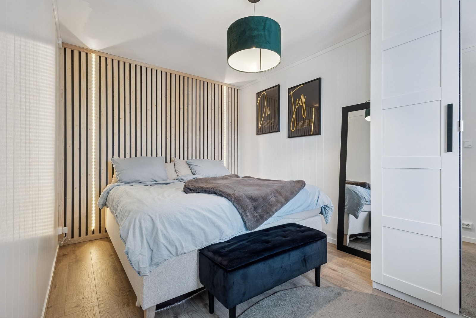 Romslig soverom med god belysning og kontrastvegg. Galleribilde