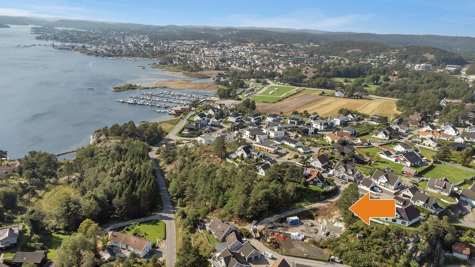 Kort vei til Lillesand sentrum og Lillesand Senter med butikker, serveringssteder og treningstilbud. Galleribilde