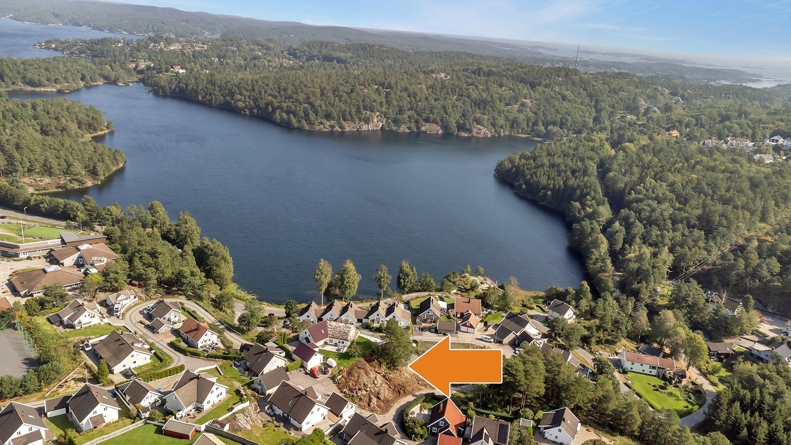 Tomten ligger i et etablert boligområde med nærhet til turområder og badeplasser. Galleribilde