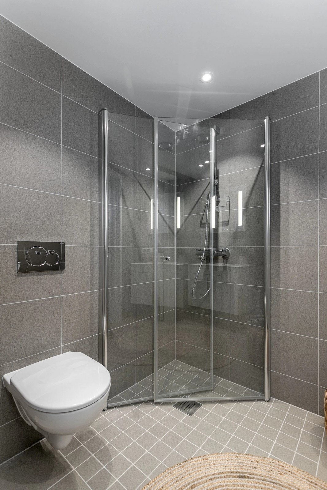 Lekkert flislagt bad med opplegg for vaskemaskin. Galleribilde