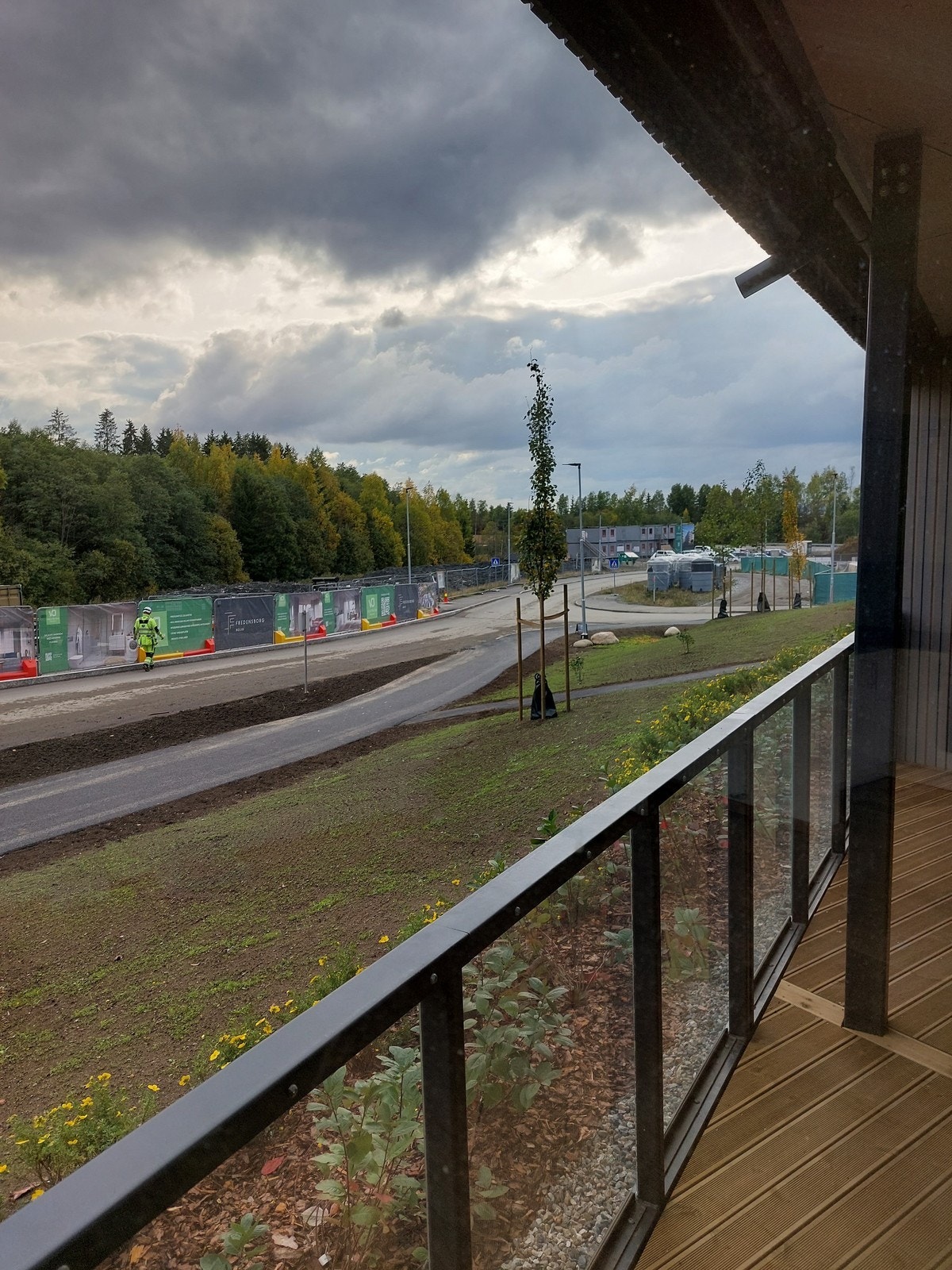 Romslig balkong med plass til sittegruppe og grill. Galleribilde