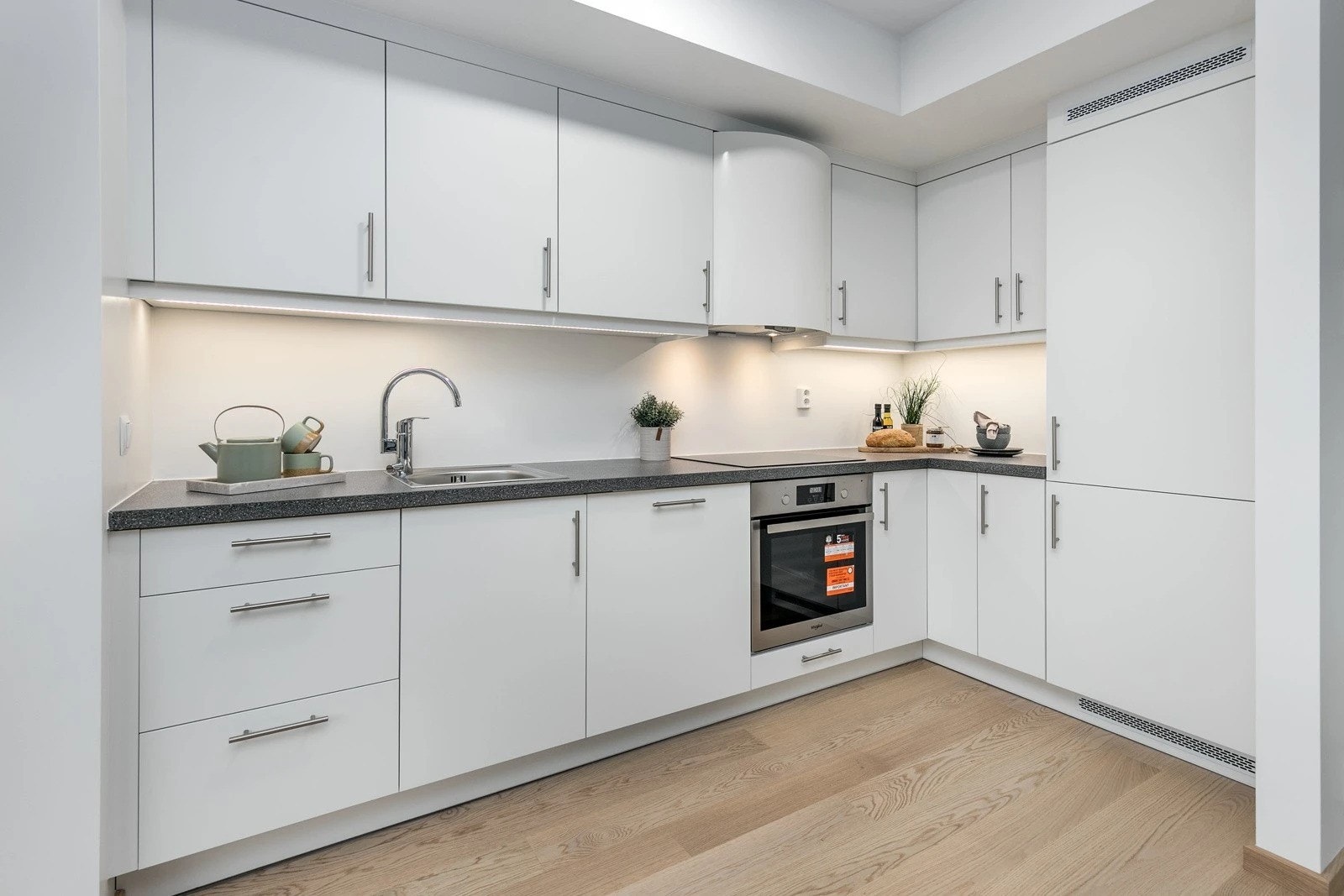 Kjøkken med integrerte hviteverer. Galleribilde