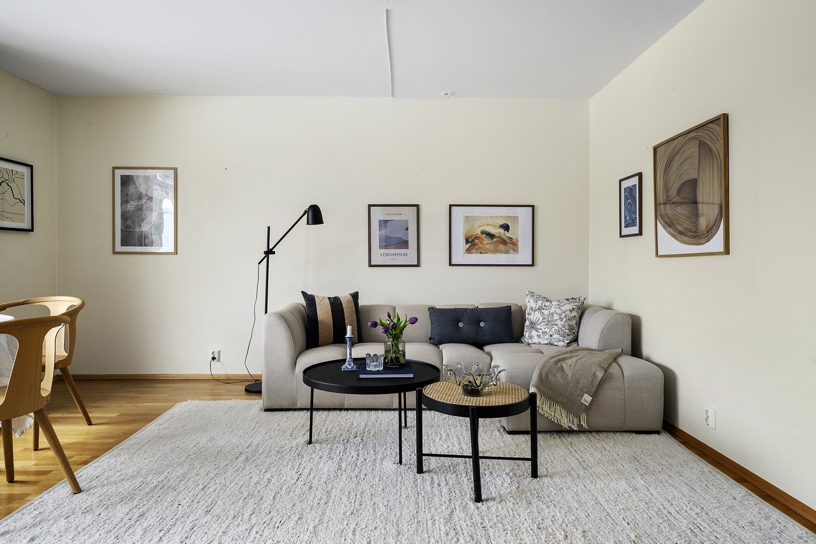 Leiligheten har gjennomgående parkettgulv og lysmalte overflater. Noe modernisering må påregnes. Galleribilde