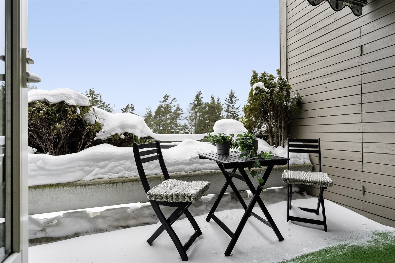 12 kvm vestvendt og privat balkong med utebod. Galleribilde