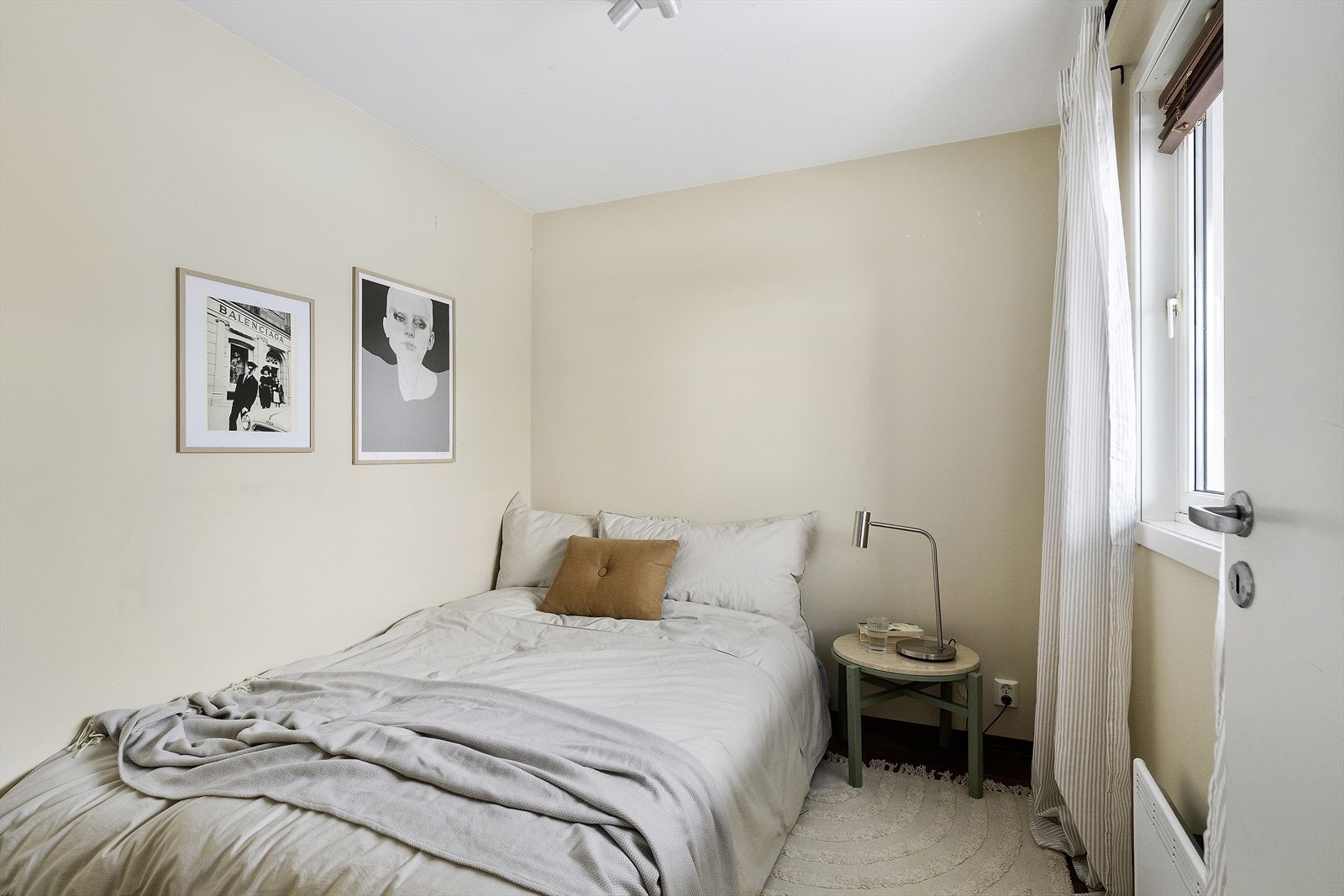 Lyst og innbydende soverom med plass til det nødvendige. Galleribilde