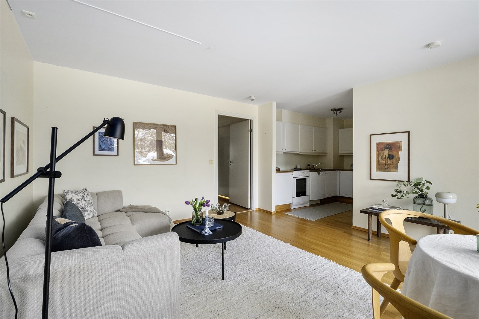 Stue med plass til sofagruppe, tv-møblement og spisebord. Galleribilde