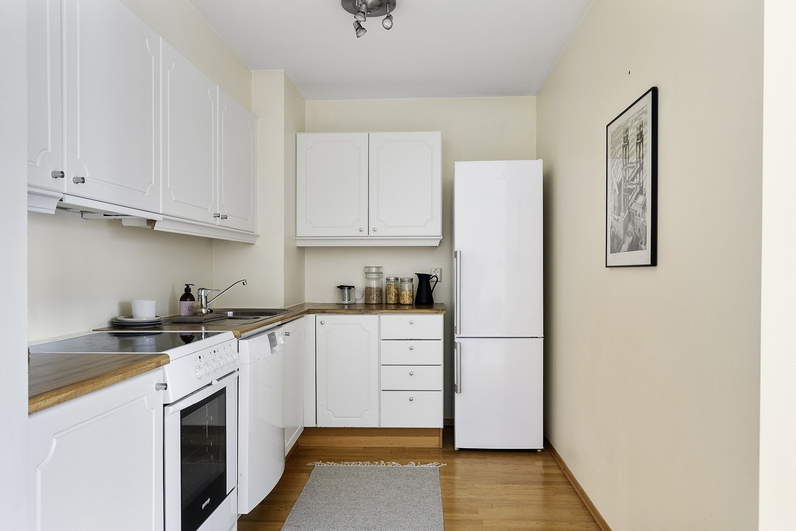 Tilbaketrukket kjøkken med opplegg for oppvaskmaskin. Galleribilde