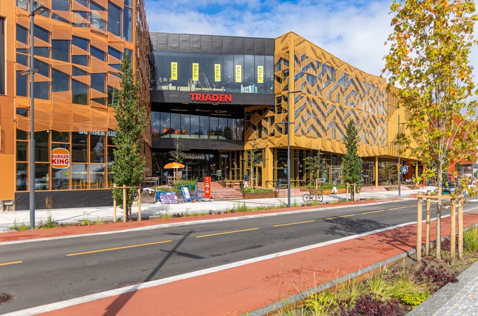 Kort vei til Lørenskog sentrum med moderne fasiliteter. Triaden kjøpsenter har de siste årene gjennomgått en full oppgradering med bl.a. 40 nye butikker. Galleribilde