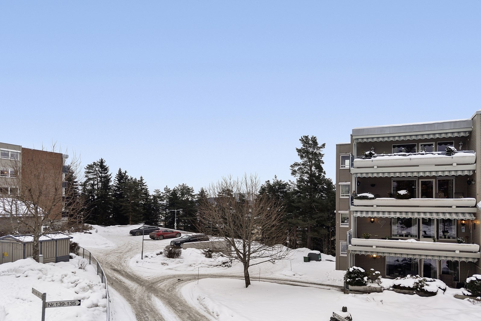 Hyggelig sameie i naturskjønne omgivelser, samtidig innen kort avstand fra alle servicetilbud. Galleribilde