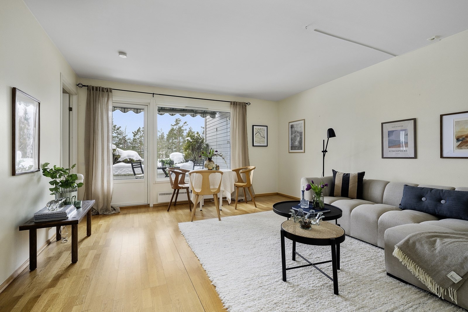 Leiligheten er lys og innbydende med åpen løsning. Galleribilde